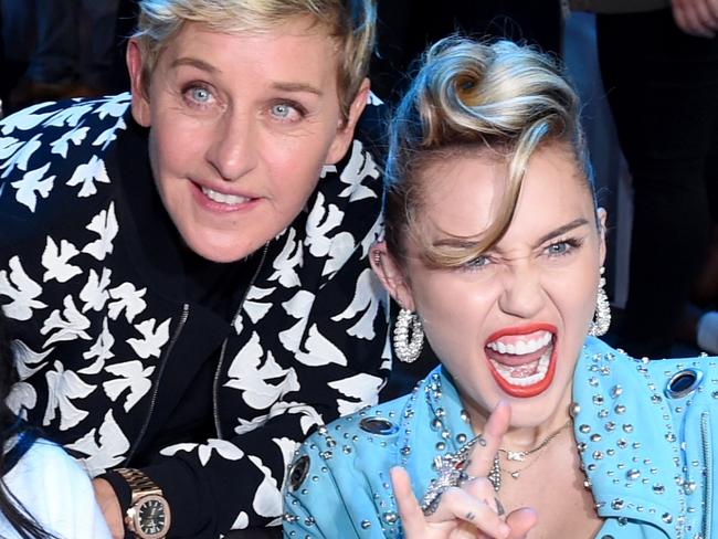 INGLEWOOD, CA - AUGUST 27:  (L-R) Billy Ray Cyrus, Noah Cyrus, Ellen DeGeneres, and Miley Cyrus poses during the 2017 MTV Video Music Awards at The Forum on August 27, 2017 in Inglewood, California.  (Photo by John Shearer/Getty Images for MTV)