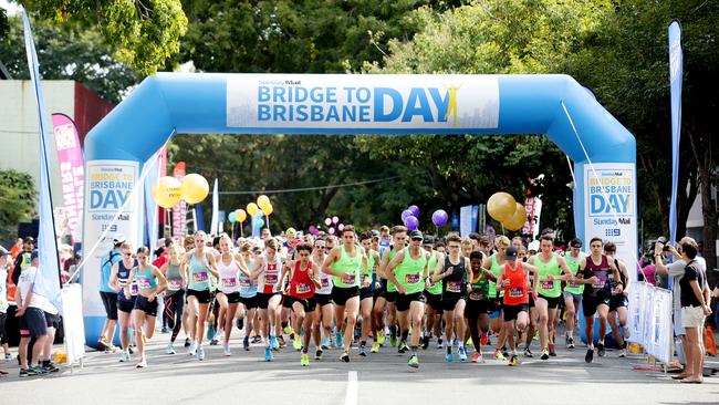 Sunday Mail Bridge to Brisbane. Runners make there way across Story Bridge. Runners take off from the 5k start. (AAP Image/Mark Calleja)