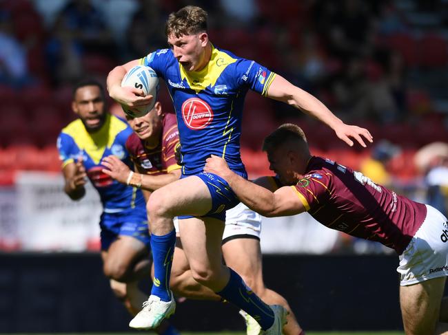 ST HELENS, ENGLAND - MAY 19: Matty Nicholson of Warrington Wolves is challenged by Harry Rushton of Huddersfield Giants during the Betfred Challenge Cup Semi-Final match between Huddersfield Giants and Warrington Wolves at Totally Wicked Stadium on May 19, 2024 in St Helens, England. (Photo by Ben Roberts Photo/Getty Images)