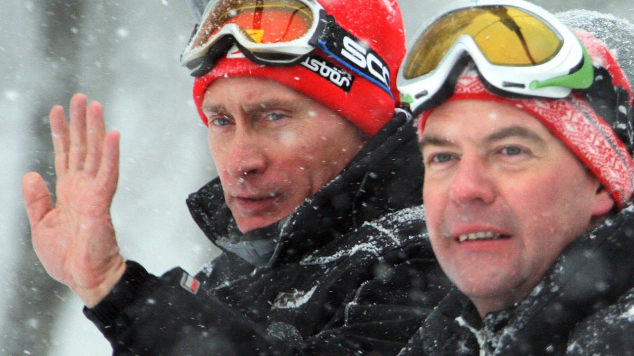 Путин катается на лыжах с Медведевым