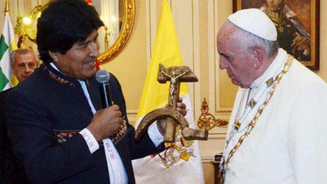 Bolivian President Evo Morales giving Pope Francis a crucifix shaped as a hammer and sickle. (Pic: Twitter)