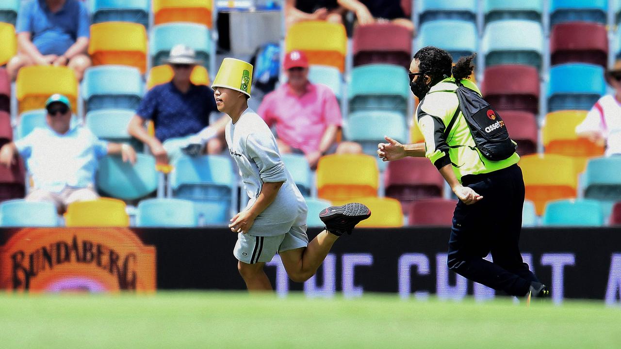 The bucket head is a nice touch but it just ain’t streaking. Photo by Dan PELED / AFP