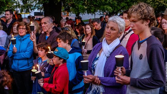 Tasmanian protesters mourn death of Iranian detainee of Manus Island ...