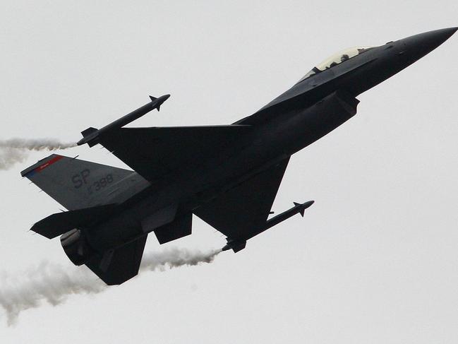 16/06/2009 WIRE: A  U.S Air Force  F16 jet fighter is seen during its exhibition flight at the 48th Paris Air Show in Le Bourget airport, north of Paris, France, Monday June 15, 2009.(AP Photo/Jacques Brinon)