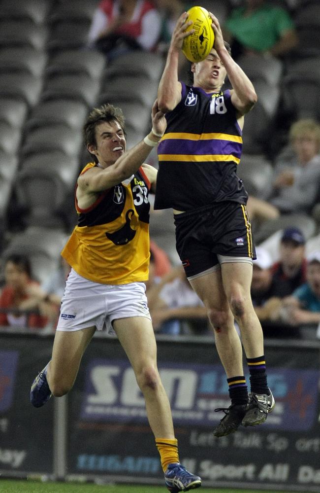 Tom Rockliff marks strongly playing for Murray Bushrangers in the 2008 TAC Cup Grand Final.