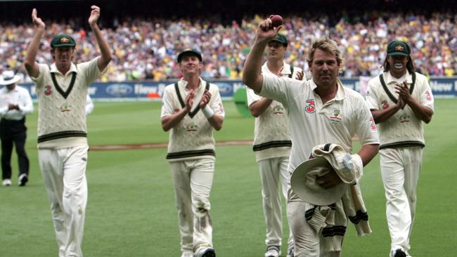 Shane Warne leaves the field and acknowledges the adoring crowd.