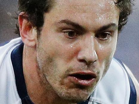 GEELONG, AUSTRALIA - AUGUST 26:  Daniel Menzel of the Cats marks the ball against Jonathon Patton of the Giants during the round 23 AFL match between the Geelong Cats and the Greater Western Sydney Giants at Simonds Stadium on August 26, 2017 in Geelong, Australia.  (Photo by Michael Dodge/Getty Images)