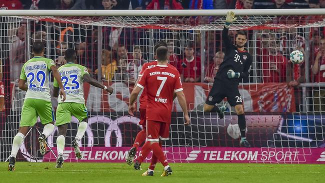 Bayern Munich's German keeper Sven Ulreich (R) fails to save the ball.