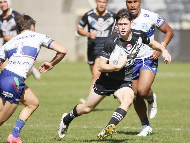 Thomas Goodfield takes the Magpies up field. Picture: Warren Gannon Photography