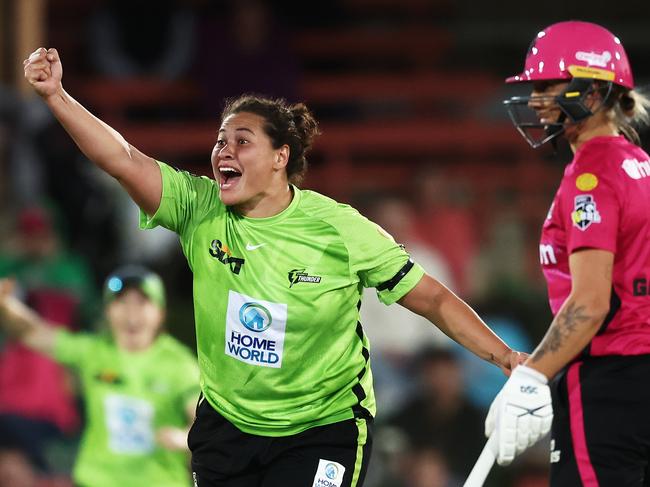 Belinda Vakarewa for Sydney Thunder, has replaced wickets with hit ups. Photo by Matt King/Getty Images