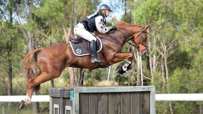 Olivia Inglis riding at the Sydney Summer Classic in 2016