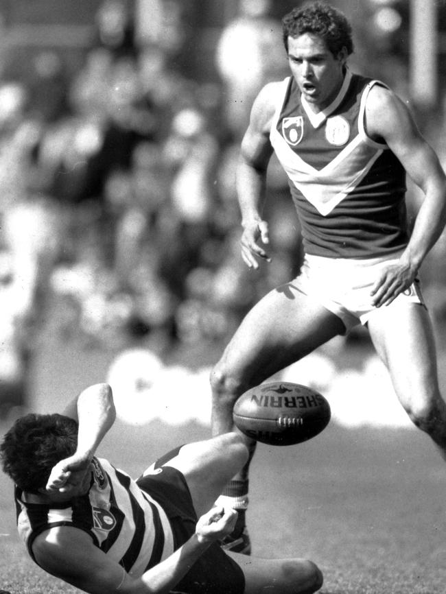 Leslie fights for possession at Kardinia Park.