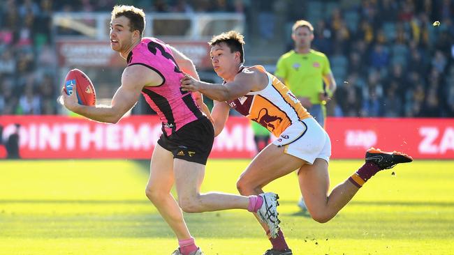 Hugh McCluggage chases down Tom Mitchell in Round 17, 2018.