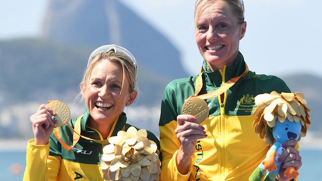 Katie Kelly and guide Michellie Jones with their gold medals.