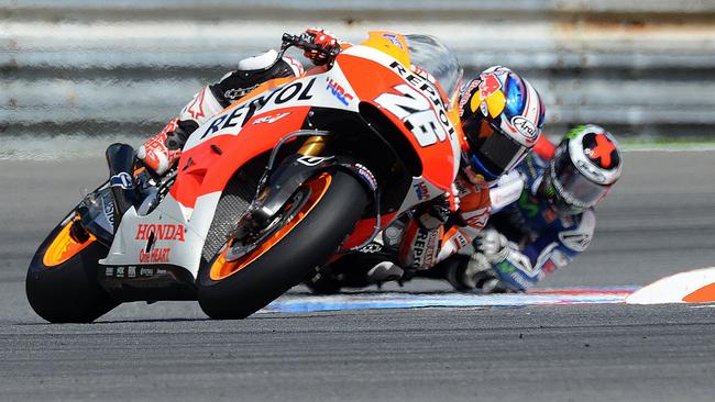 Repsol Repsol Honda Team's Spanish rider Dani Pedrosa (L) and Yamaha Factory Racing's Spanish rider Jorge Lorenzo compete during the Moto GP race at Czech Grand Prix on August 17, 2014, in Brno. AFP PHOTO / MICHAL CIZEK