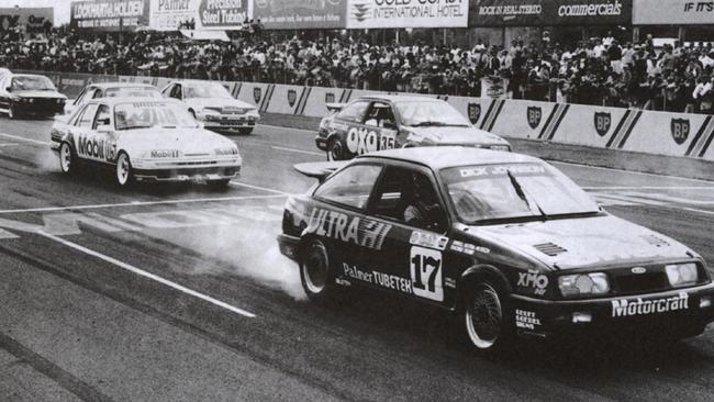 Touring car race at Surfers Paradise International Raceway.