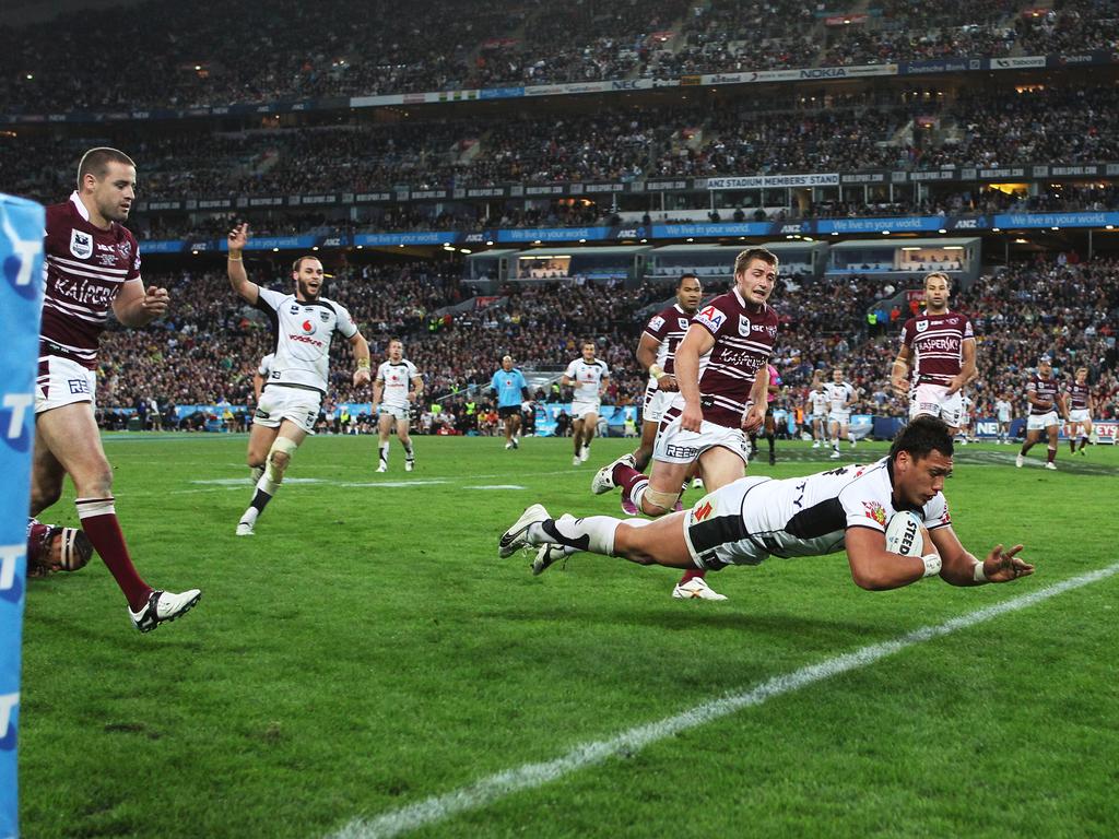 Elijah Taylor scores a try in the 2011 grand final.