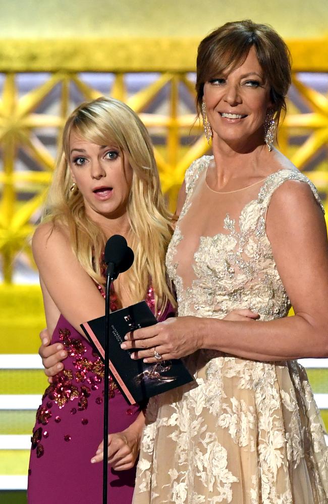 Anna Faris and Allison Janney bring the laughs to the Emmys.