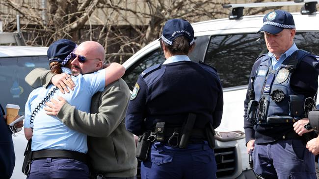 Mr DeSisto hugging police outside Picton Court. Picture: NCA NewsWire / Damian Shaw