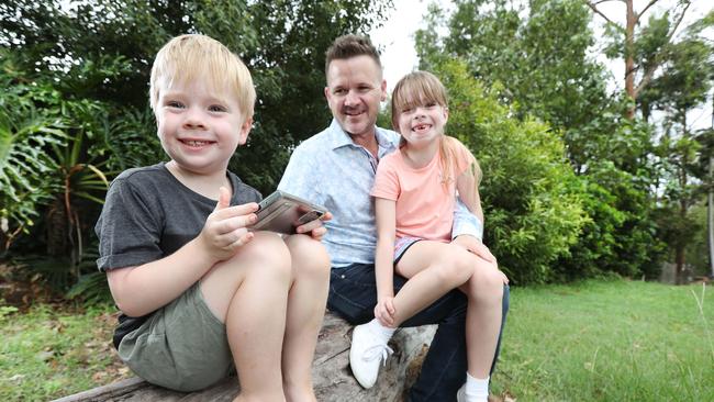 Damien French, with children Lincoln, 4, and Courtney, 7, after recently switching from Optus to ALDI mobile to save money. Pics Tara Croser