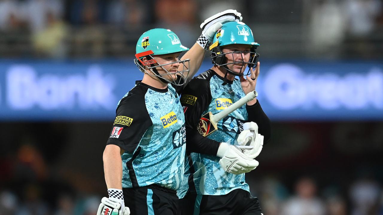 Max Bryant (L) and Colin Munro of the Heat leave the field at the conclusion of the first innings. (Photo by Albert Perez/Getty Images)