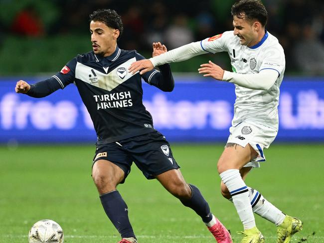 MELBOURNE, AUSTRALIA - MAY 17: Daniel Arzani of Melbourne Victory and Felipe Gallegos of Auckland FC compete for the ball during the A-League Men Semi Final match between Melbourne Victory and Auckland FC at AAMI Park, on May 17, 2025, in Melbourne, Australia. (Photo by Quinn Rooney/Getty Images)