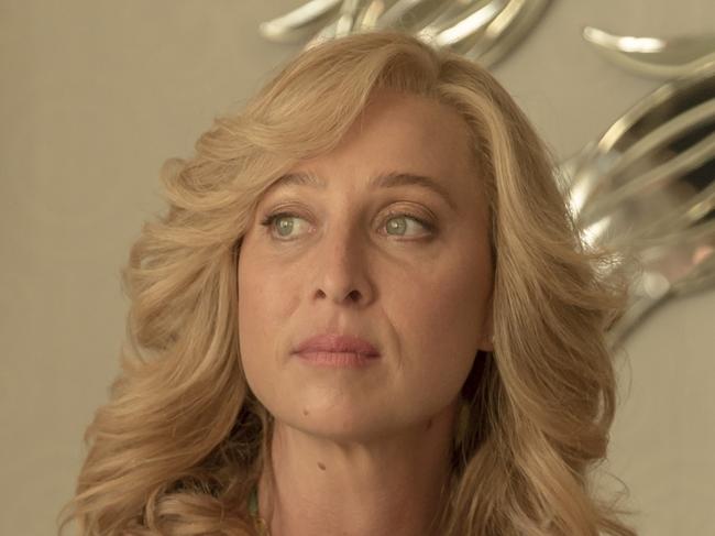 Swinging Safari features an all-star Australian cast including Guy Pearce, Kylie Minogue, Asher Keddie, Julian McMahon, Radha Mitchell