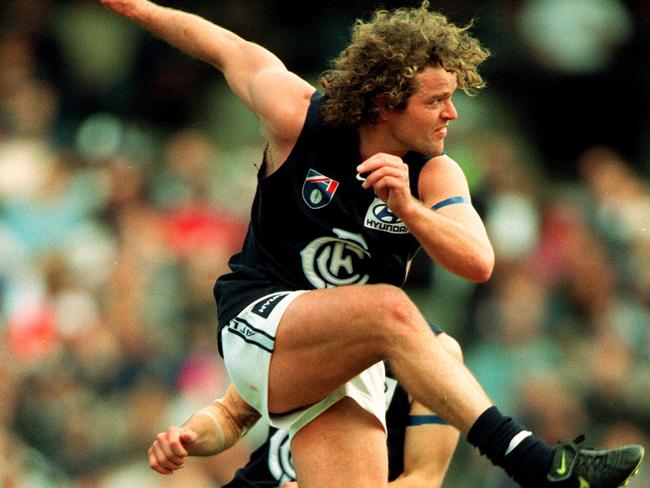 Fraser Brown playing for Carlton during the 1998 season.