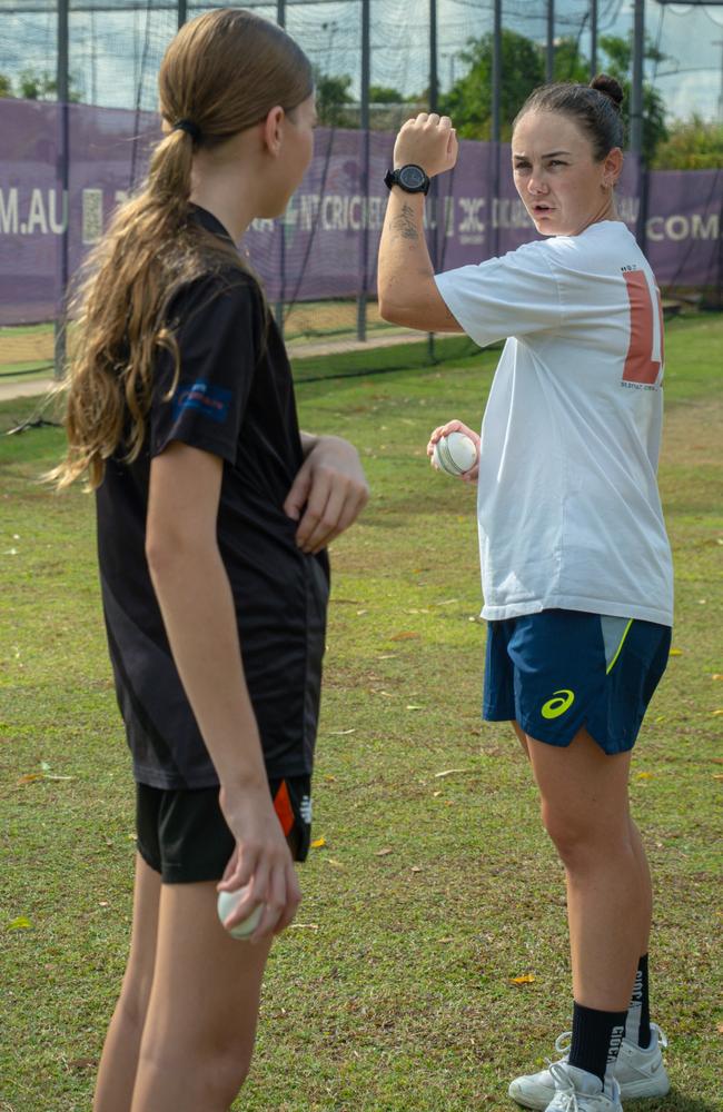 Northern Territory Female Academy players training with Australian all-rounder Heather Graham. Picture: Prav Thalagampala/NT Cricket