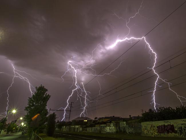 Wild weather: Huge storm hits Melbourne and regional Victoria | Herald Sun