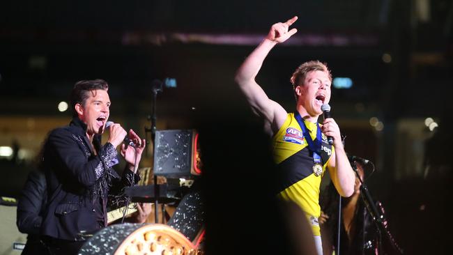 Jack Riewoldt of the Tigers sings on stage with Brandon Flowers and The Killers at the 2017 AFL GF after-party. Picture: Getty.