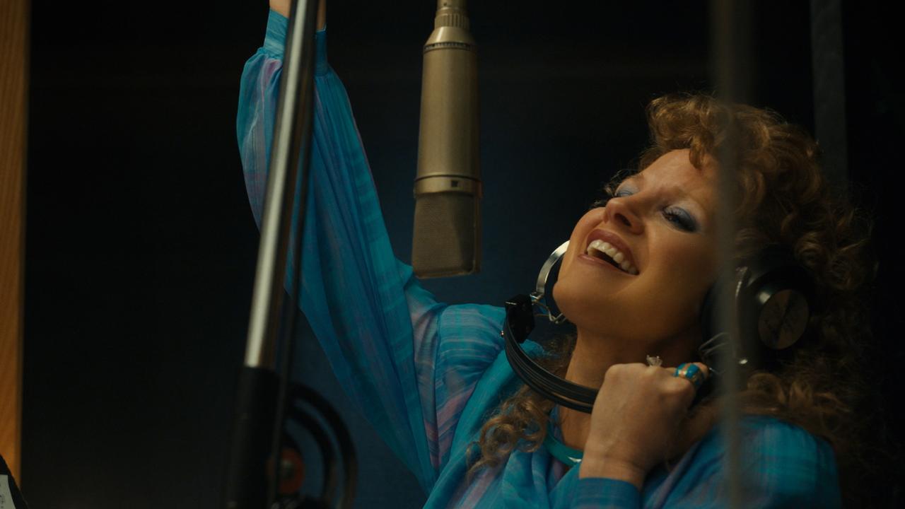 Jessica Chastain in the studio in a scene from The Eyes of Tammy Faye.