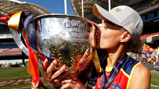 Erin Phillips kisses the premiership cup. Picture: Dylan Burns