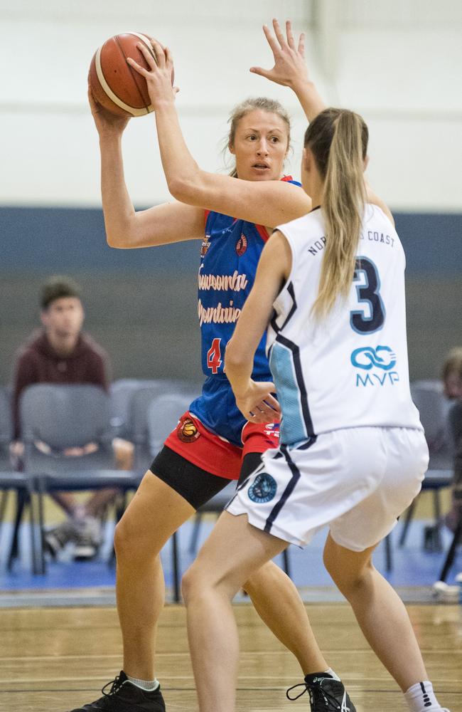 Sheena Hanks, Mountaineers and Jessica Boundy, Seahawks in action during last year’s QSL competition.