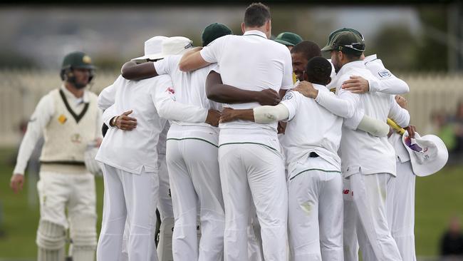 South African celebrates its win in the second Test against Australia.