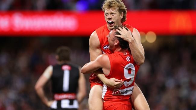 SYDNEY, AUSTRALIA - SEPTEMBER 17: Will Hayward of the Swans and Callum Mills of the Swans celebrate winning the AFL Second Preliminary match between the Sydney Swans and the Collingwood Magpies at Sydney Cricket Ground on September 17, 2022 in Sydney, Australia. (Photo by Cameron Spencer/Getty Images)