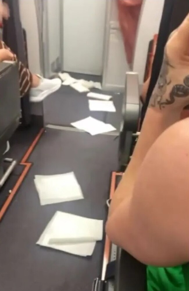 Toilet paper was left strewn across the walkway of the plane. Picture: X/Twitter/kittystreekx