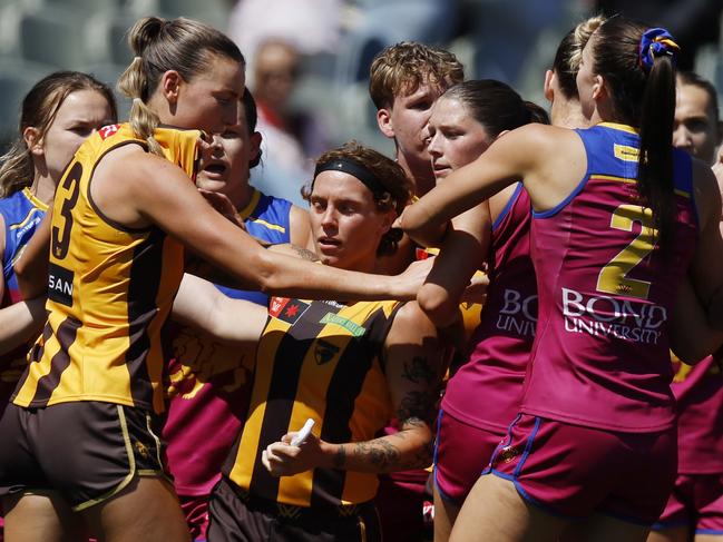 NCA. MELBOURNE, AUSTRALIA. 10th November 2024. AFLW finals week 1. Hawthorn vs Brisbane Lions at Ikon Park, Carlton.  Hawthorns Aine McDonagh in the middle of the biff on the final siren   .  Picture: Michael Klein