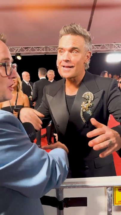 Robbie Williams' cheeky red carpet act