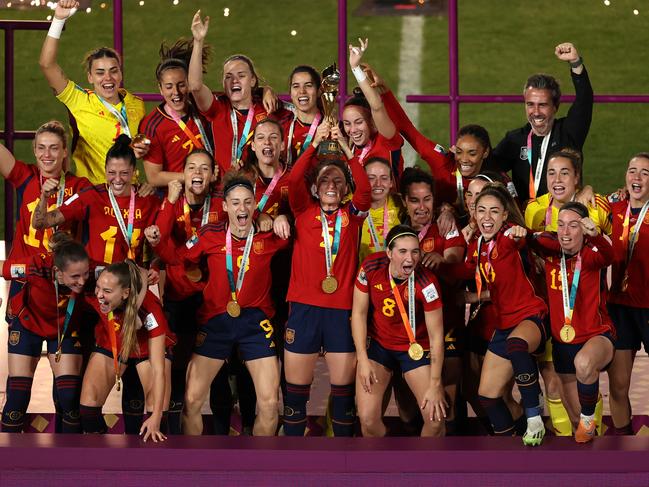 SYDNEY, AUSTRALIA - AUGUST 20: Ivana Andres of Spain and teammates celebrate with the FIFA Women's World Cup Trophy following victory in the FIFA Women's World Cup Australia & New Zealand 2023 Final match between Spain and England at Stadium Australia on August 20, 2023 in Sydney / Gadigal, Australia. (Photo by Brendon Thorne/Getty Images )