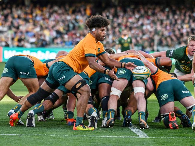 Australian player Rob Valetini passes from the scrum feed during the Rugby Championship match between Australia and South Africa at Adelaide Oval on August 27, 2022, in Adelaide. (Photo by Brenton EDWARDS / AFP) / -- IMAGE RESTRICTED TO EDITORIAL USE - STRICTLY NO COMMERCIAL USE --