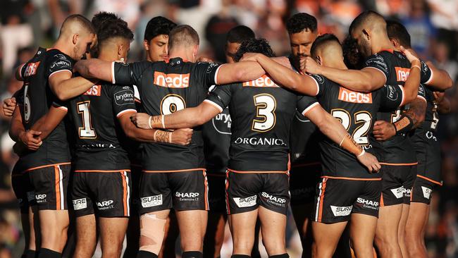 SYDNEY, AUSTRALIA – APRIL 11: Players and spectators pay respect during a minutes silence for the late Tommy Raudonikis during the round five NRL match between the Wests Tigers and the North Queensland Cowboys at Leichhardt Oval, on April 11, 2021, in Sydney, Australia. (Photo by Matt King/Getty Images)