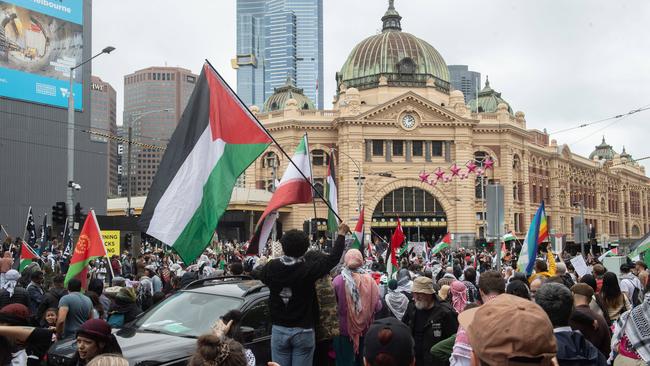 Protesters gather in front of Flinders Street Station in support of Palestine. Picture NCA Newswire