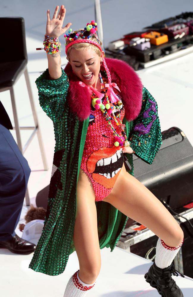 Miley Cyrus Performs At Sydney Opera House ‘it Doesnt Bother Me When