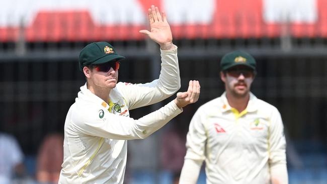 Steve Smith (foreground) loves a review. (Photo by Sajjad HUSSAIN / AFP)