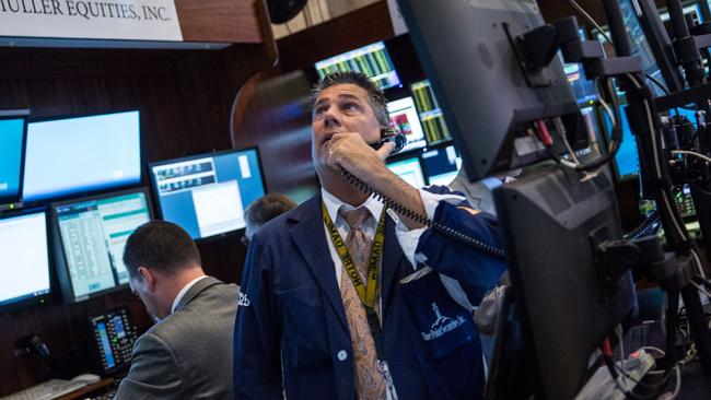 NEW YORK, NY - SEPTEMBER 28: A trader works on the floor of the New York Stock Exchange during the afternoon of September 28, 2015 in New York City. Stocks plunged nearly 300 points today, closing at just above 16,000. Andrew Burton/Getty Images/AFP == FOR NEWSPAPERS, INTERNET, TELCOS & TELEVISION USE ONLY ==