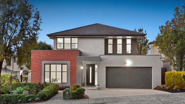 9 Crestwood Ave, Macleod, sold for $1.904m.