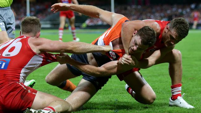 Tom Papley puts Heath Shaw in a headlock. Picture: Gregg Porteous