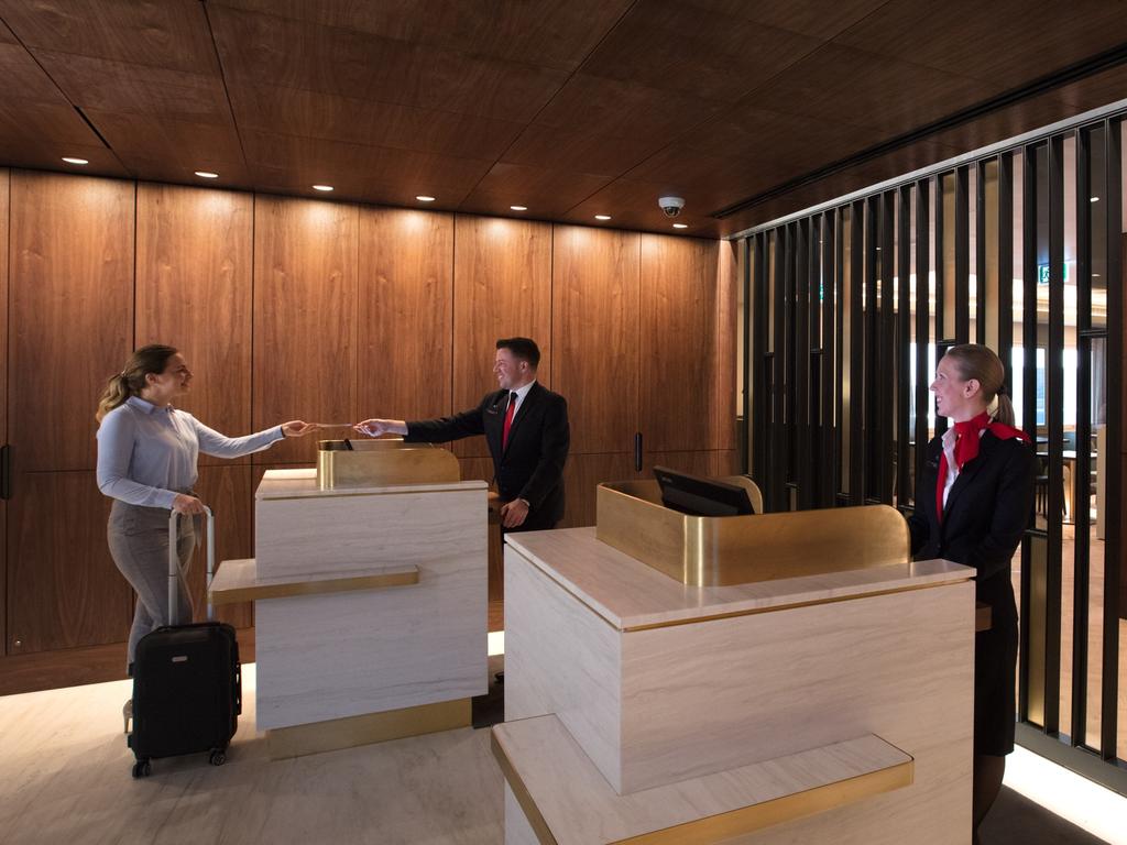 qantas staff travel lounge access