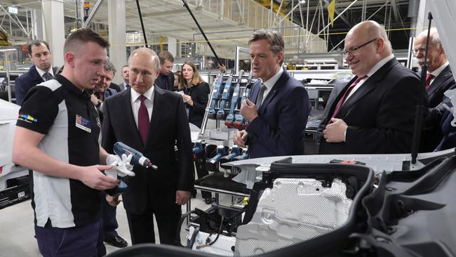 Russian President Vladimir Putin visits Mercedes Benz‘s new factory outside Moscow on April 3, 2019. (Photo by Mikhail Klimentyev / SPUTNIK / AFP)